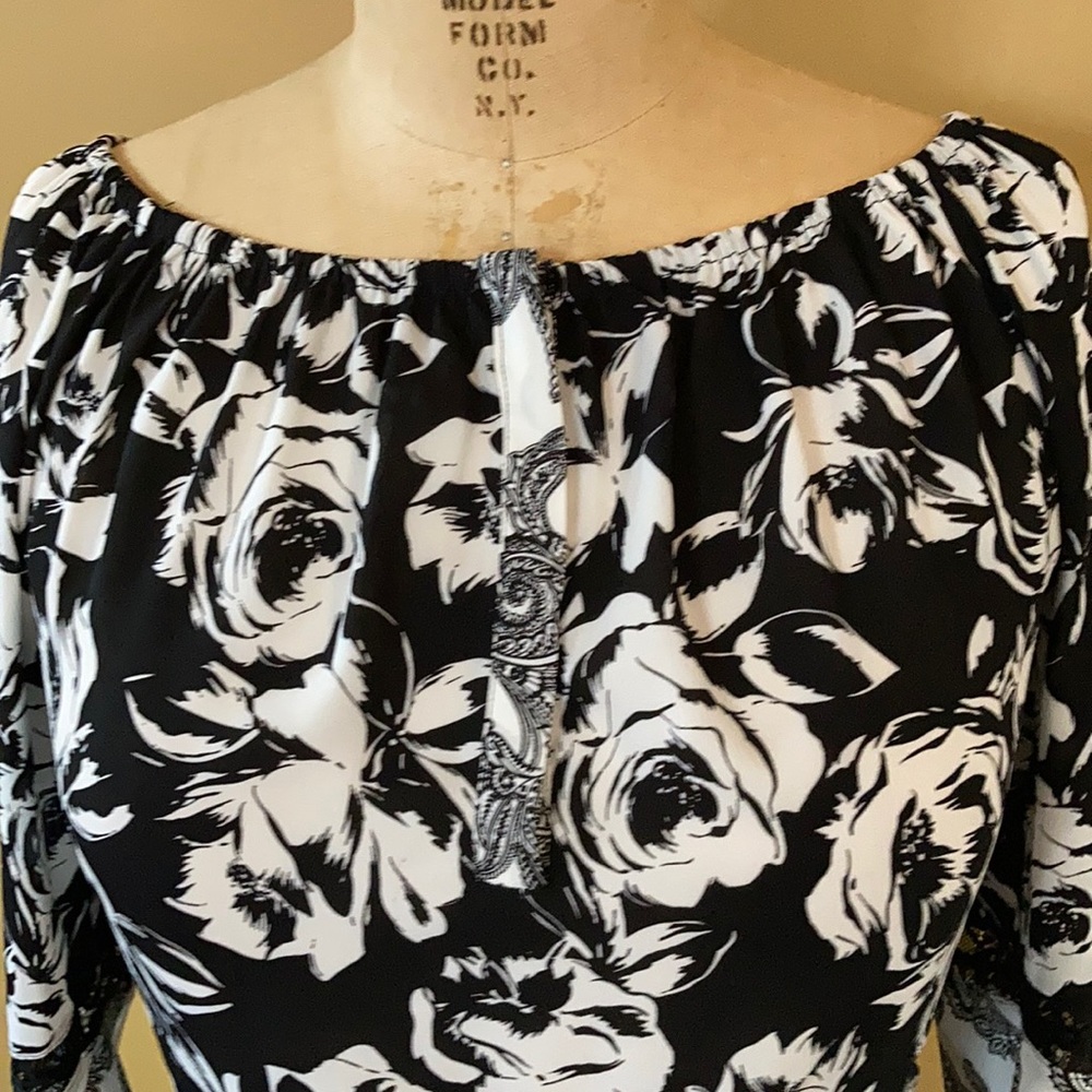 White House Black Market Top. EUC - Picture 5 of 8